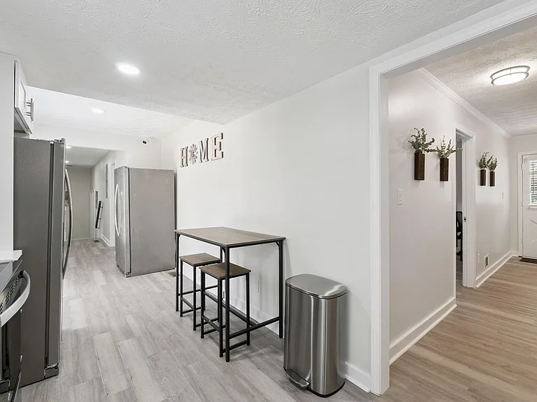 Hallway going to the kitchen