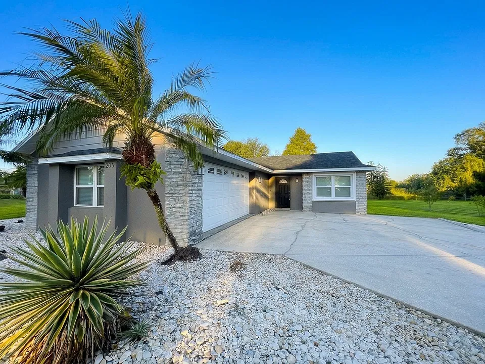 206 Van Lakes Blvd