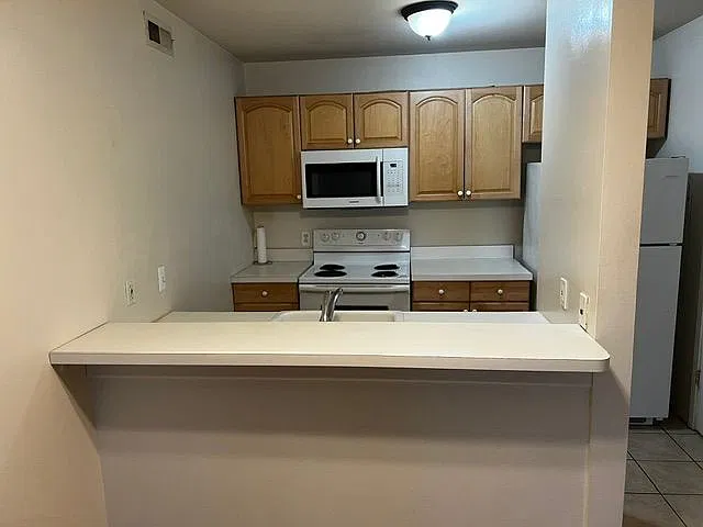 2 bed, 1.0 bath, 733 sqft, $1,275 — Photo 2