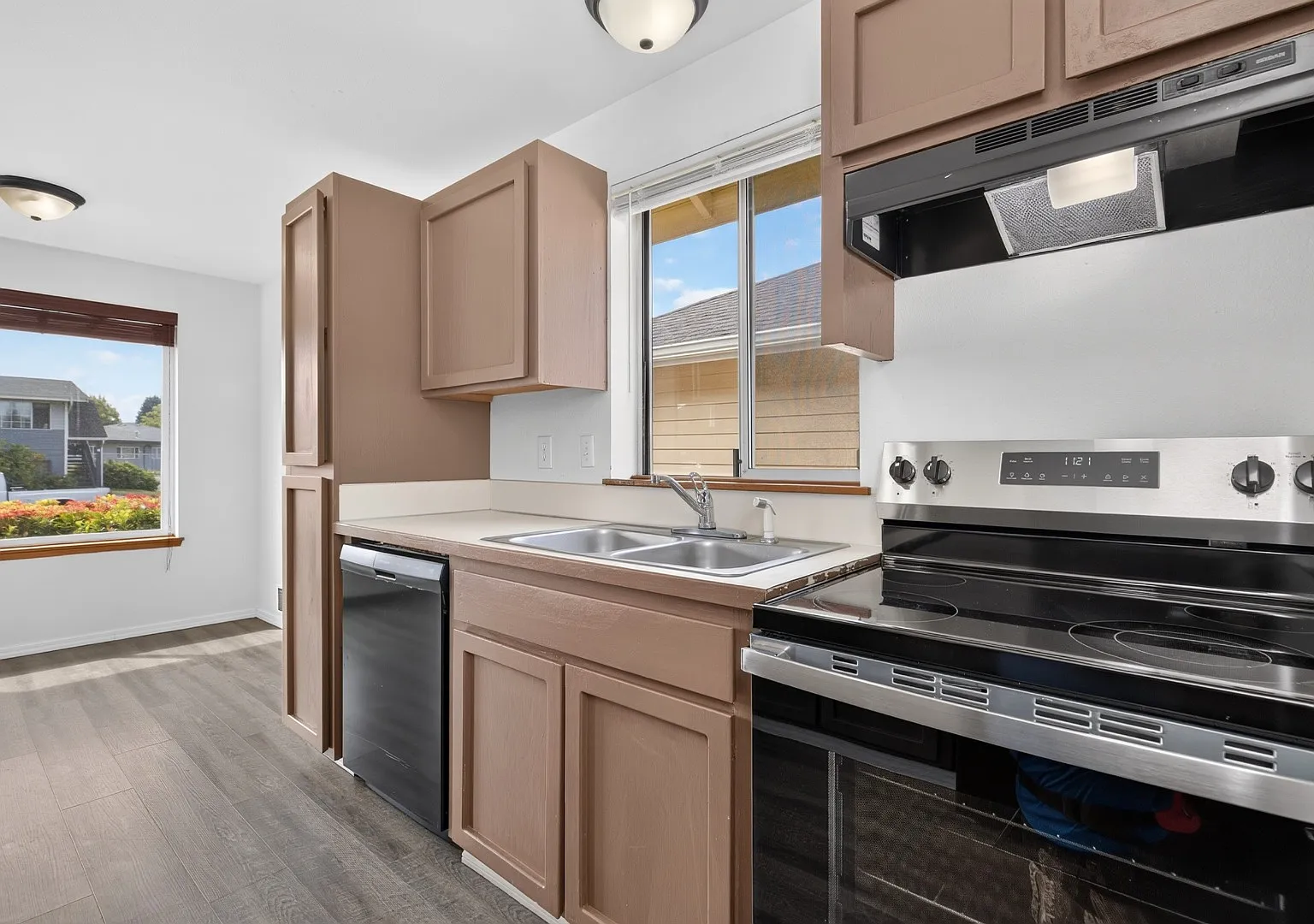 Large 3 bed, 2 bath with private Yard and Garage! — Photo 3