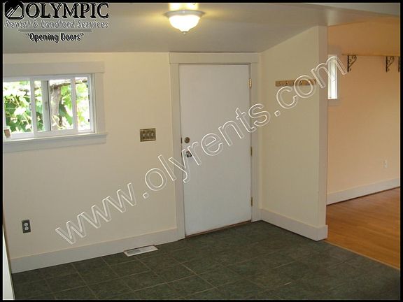 5th image of 921 Sawyer St SE