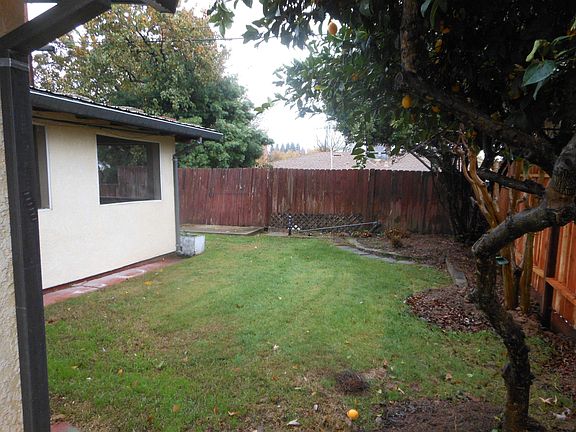 5th image of 1010 Sunset Dr