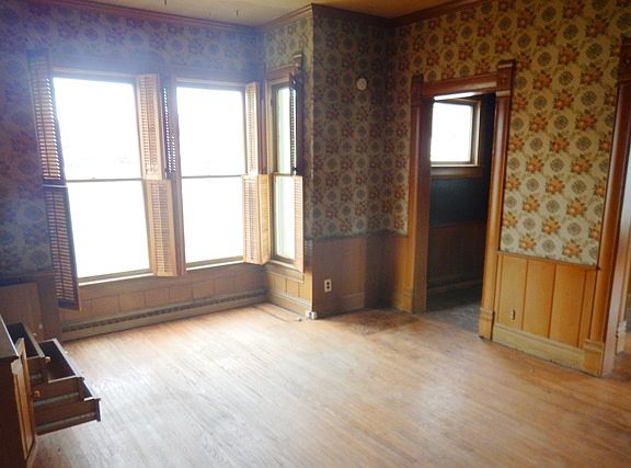 5th image of 215 N 1st St