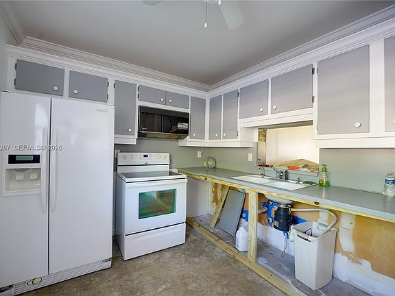 4th image of 1024 SE 3rd Ave APT 102