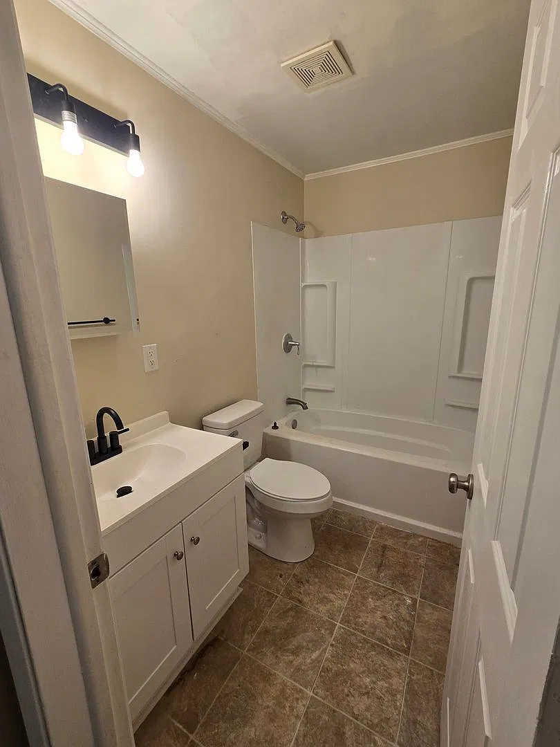 2 bed, 1.0 bath, $1,050 — Photo 4
