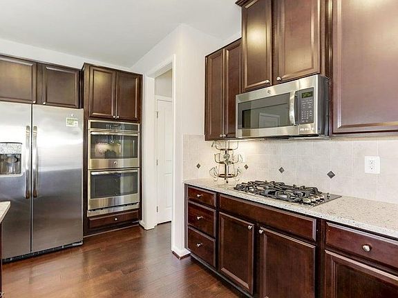 3rd image of 3042 Fairview Dr