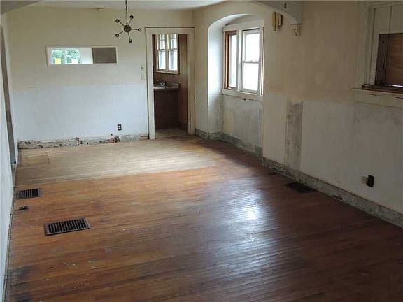 4th image of 2857 Westbrook Ave