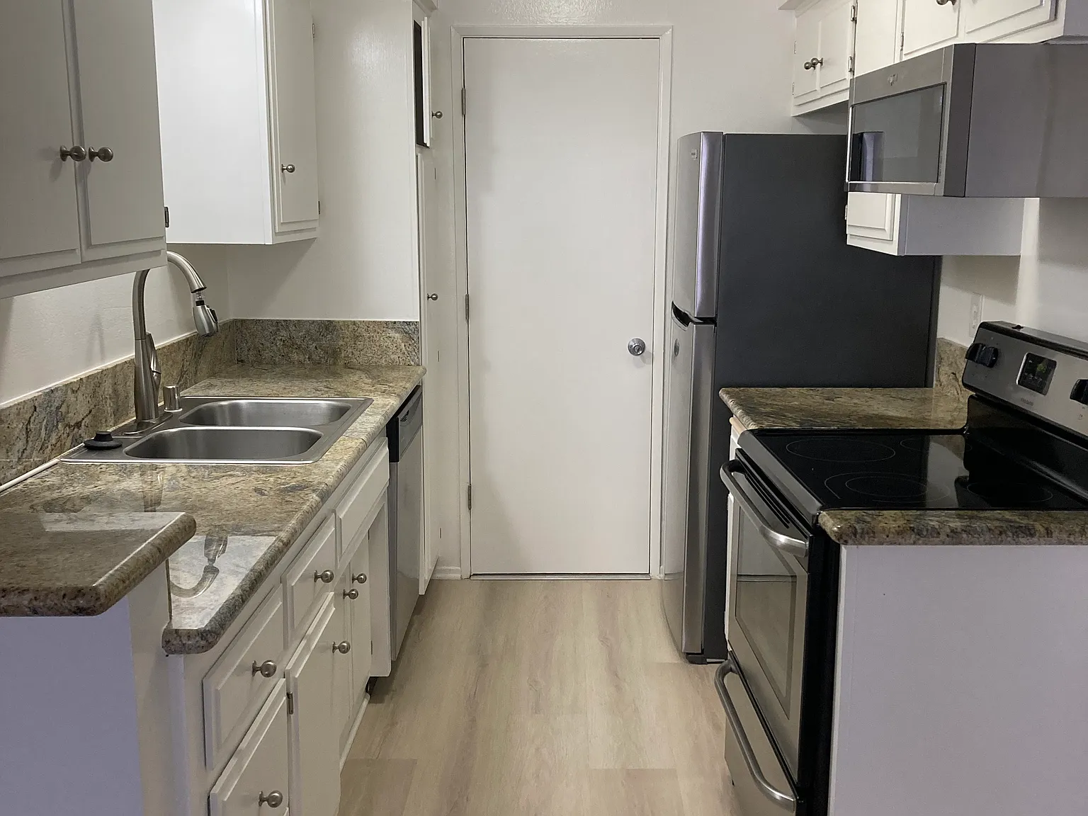 309 S Sherbourne Dr — Photo 2