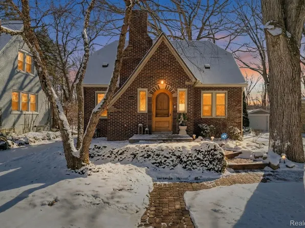 2179 Avondale St, Sylvan Lake, MI 48320