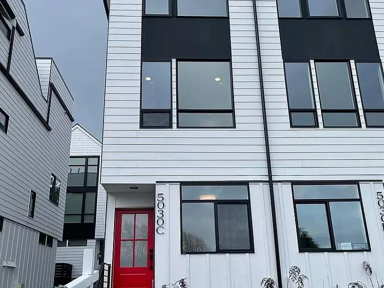 5030 Sand Point Pl NE #C — Photo 1