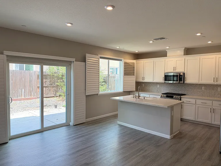 700 Apricot Cir — Photo 3