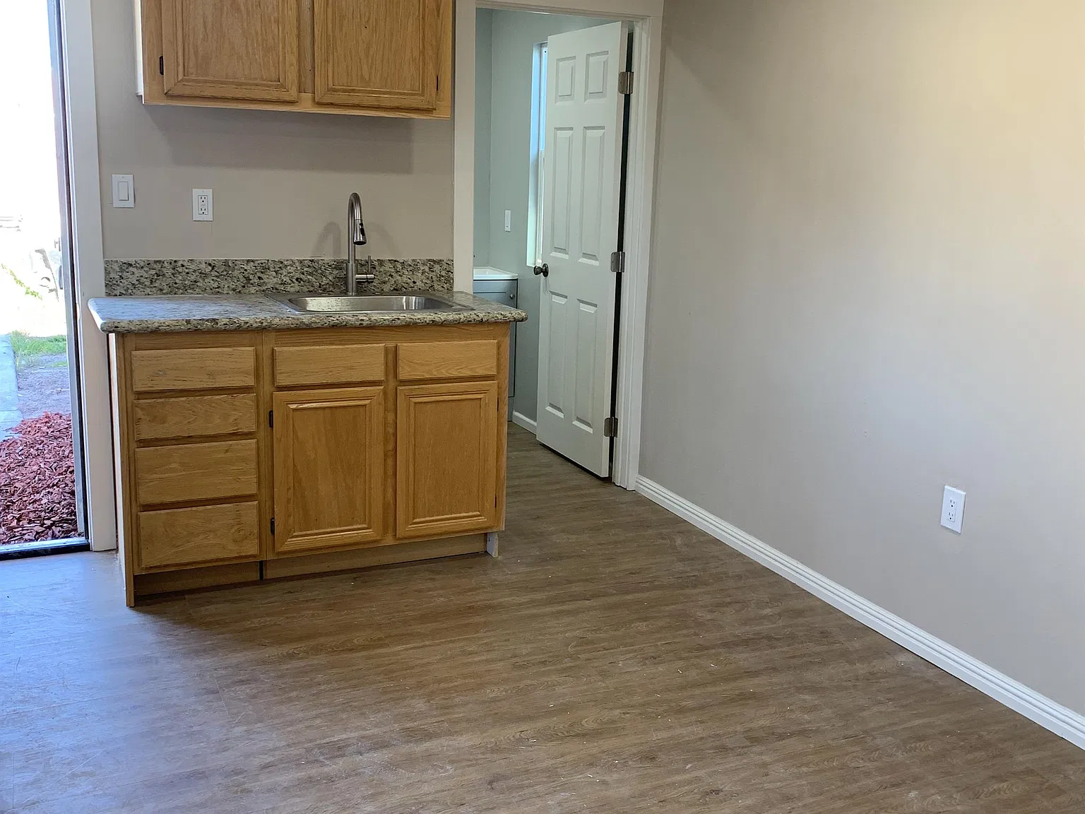 553 Carlsbad St - 3- studio — Photo 4