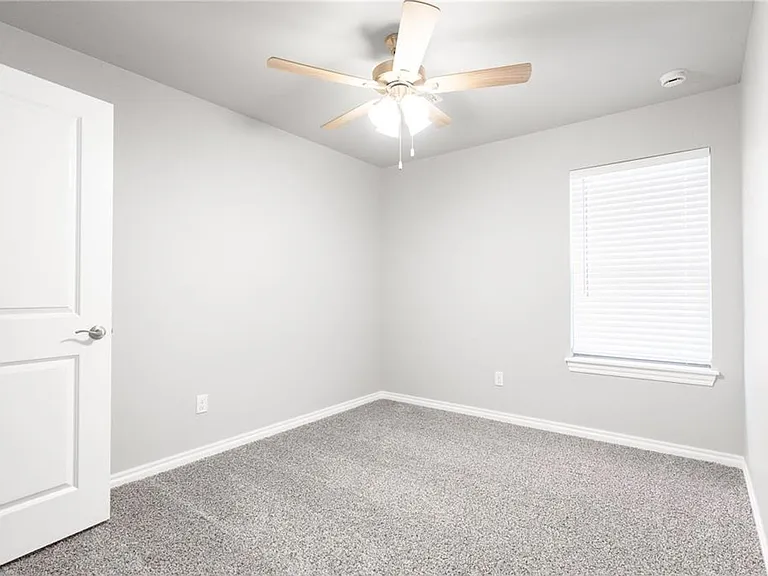 913 Westfall Dr — Photo 15