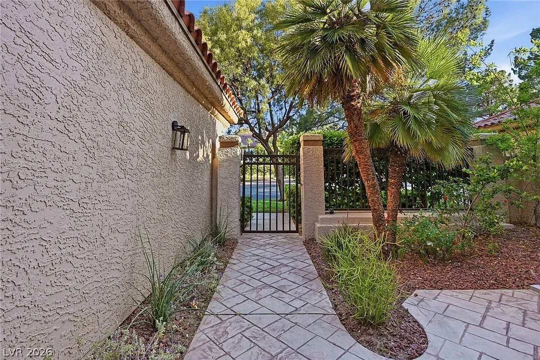 3 bed, 4.0 bath, 3915 sqft, $6,000 — Photo 3