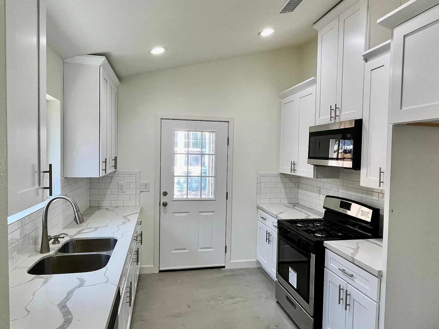 242 S Vista Bonita Ave — Photo 3
