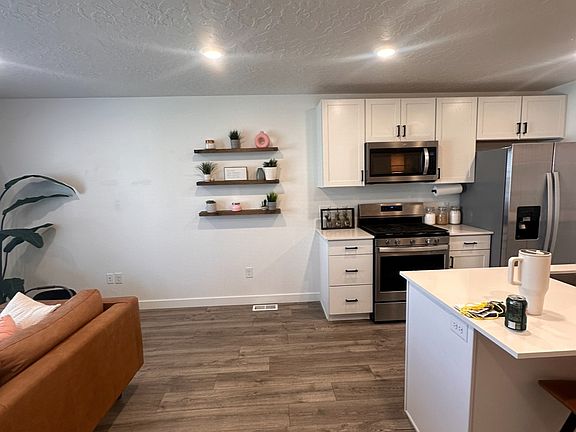 3rd image of 246 N Portside Ln