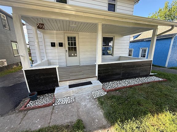 4th image of 207 Prospect St