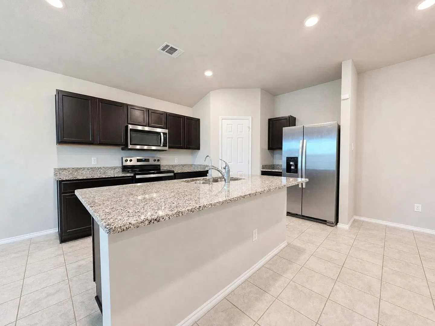 Beautiful 4 Bedroom/2 Bathroom Home Built in 2024 in Killeen! — Photo 2