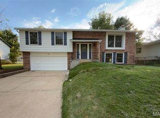 392 Genoa Dr, Ballwin, MO 63021
