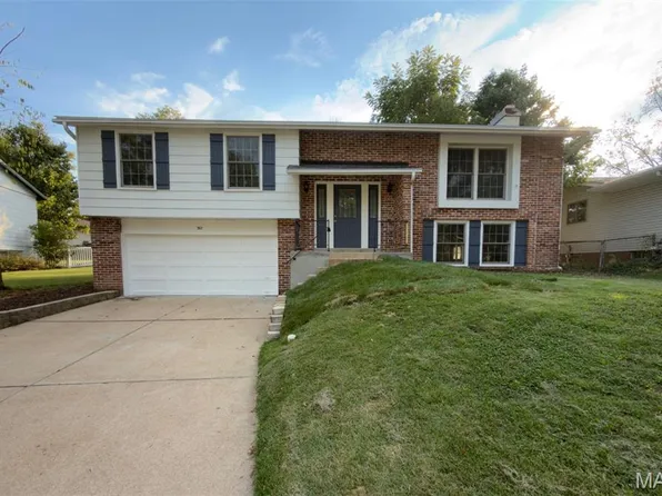 392 Genoa Dr, Ballwin, MO 63021