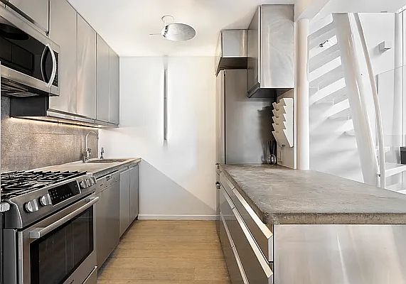 5th image of 170 W 76th St Penthouse 3