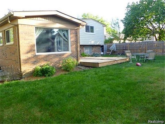 3rd image of 44288 N Umberland Cir