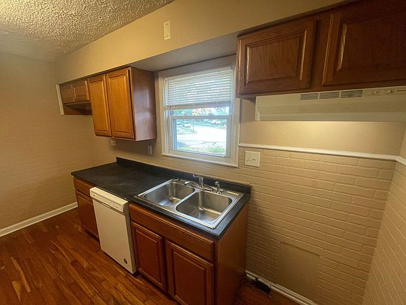 3rd image of 1753 Helen Ave