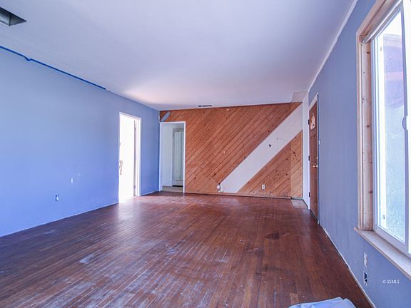 4th image of 317 Balsam St