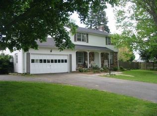 4 Pleasant View Dr, Hatfield, MA 01038