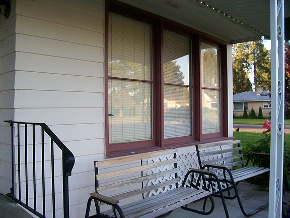 Small sitting area in front