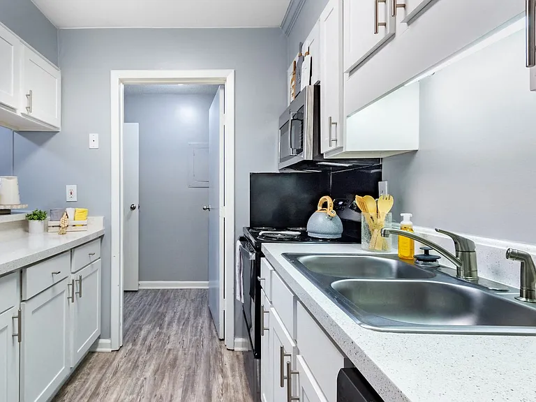 Yester Oaks Apartments — Photo 25
