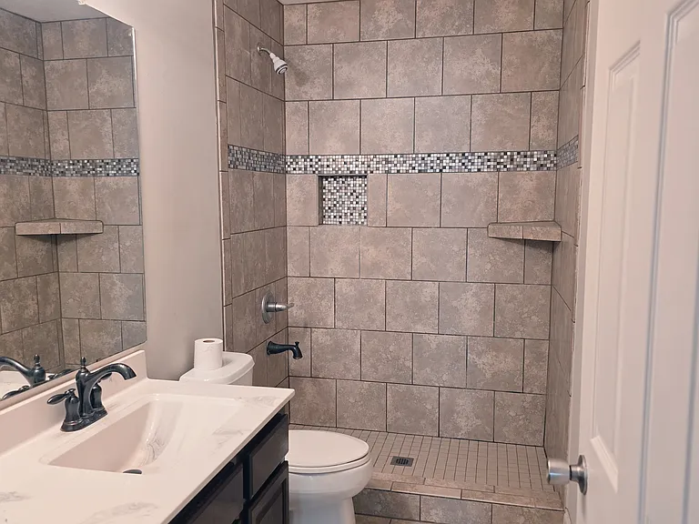 Upstairs Full Bathroom