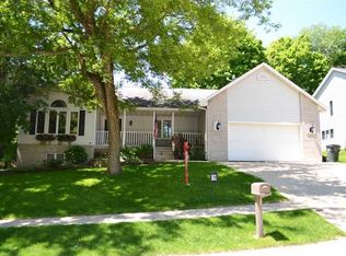 1904 Greentree Ct NW, Cedar Rapids, IA 52405