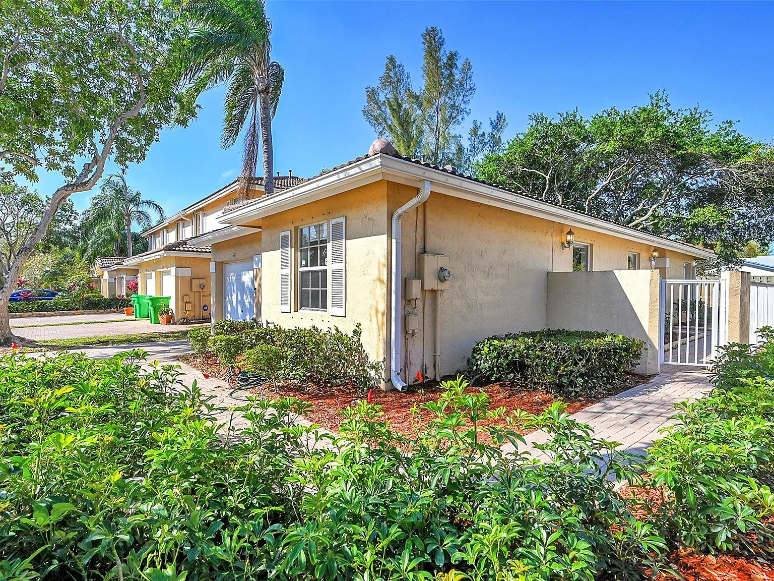 2 bed, 2.0 bath, 1120 sqft, $2,700 — Photo 3