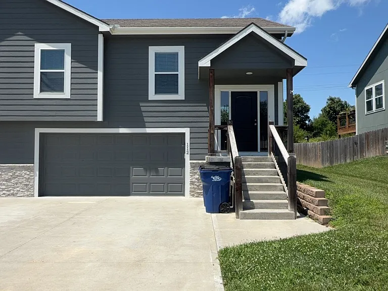 112 S McGee St — Photo 1