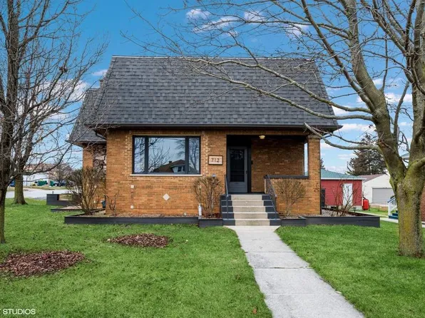 712 McCarthy Rd, Lemont, IL 60439