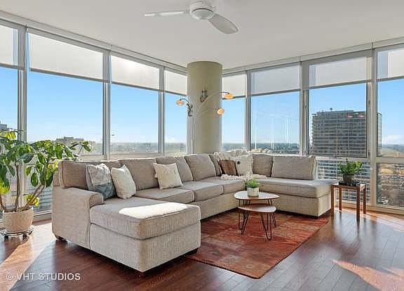 2nd image of 1629 S Prairie Ave Unit 2306