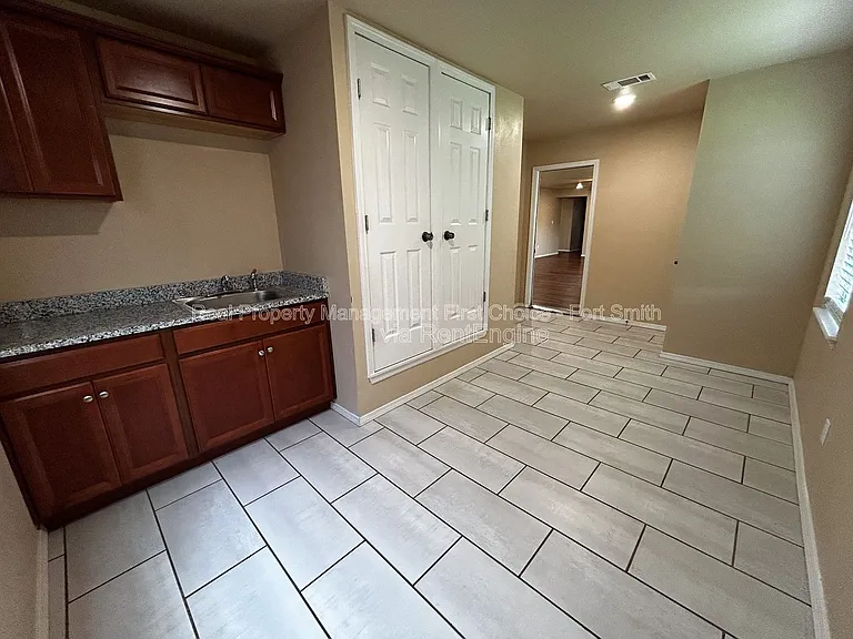 16 Charmont Dr — Photo 28