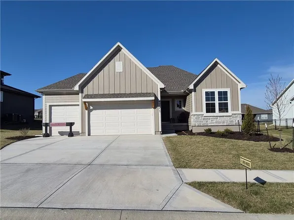4271 Aspen Dr, Basehor, KS 66007