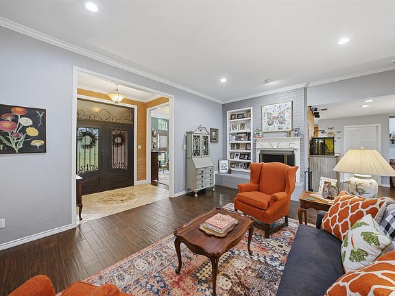 5th image of 603 Country Club Cir