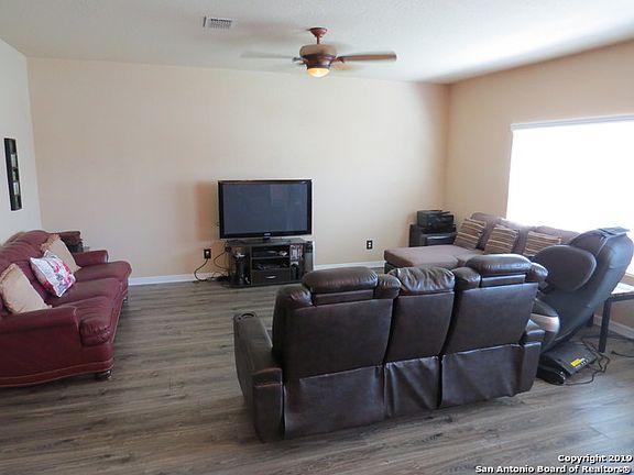 4th image of 301 Town Creek Way