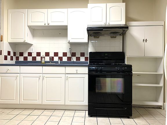 4th image of 12 Evergreen Sq #1