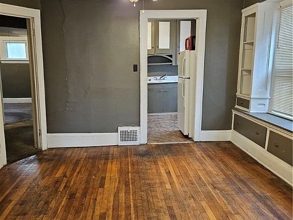 4th image of 3658 E 143rd St