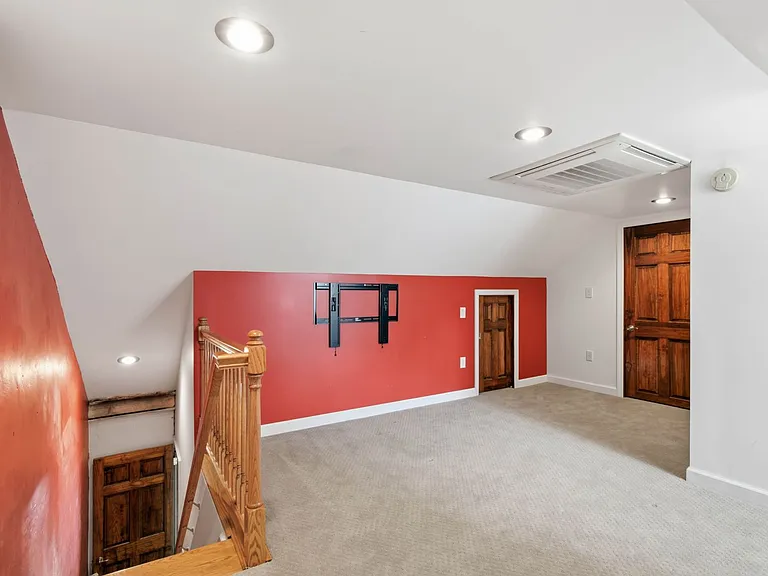 339 E Chestnut St — Photo 20