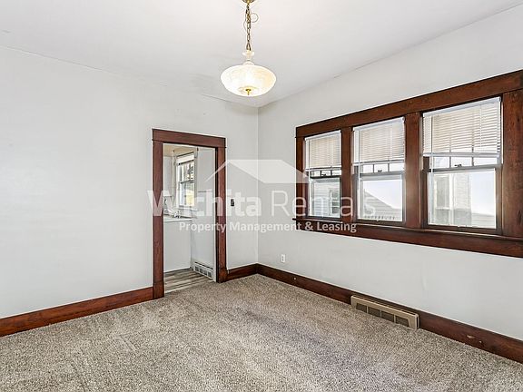 3rd image of 921 N Poplar St