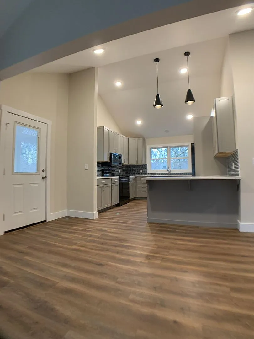 3 Bedroom/2 Bath on Hunter — Photo 4