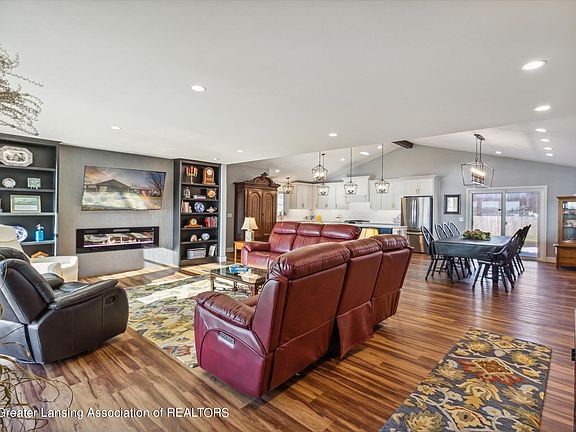 3rd image of 604 N Shore Dr