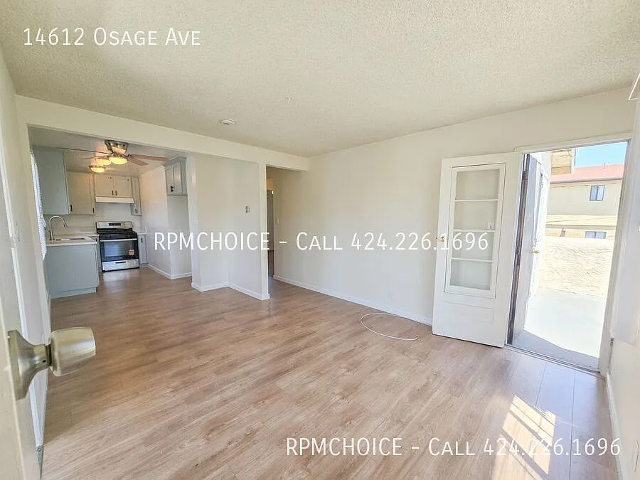 Newly Remodeled 2bd/1ba 2nd Floor Unit with Large 1 Car Garage, Balcony, & Laundry Room — Photo 2