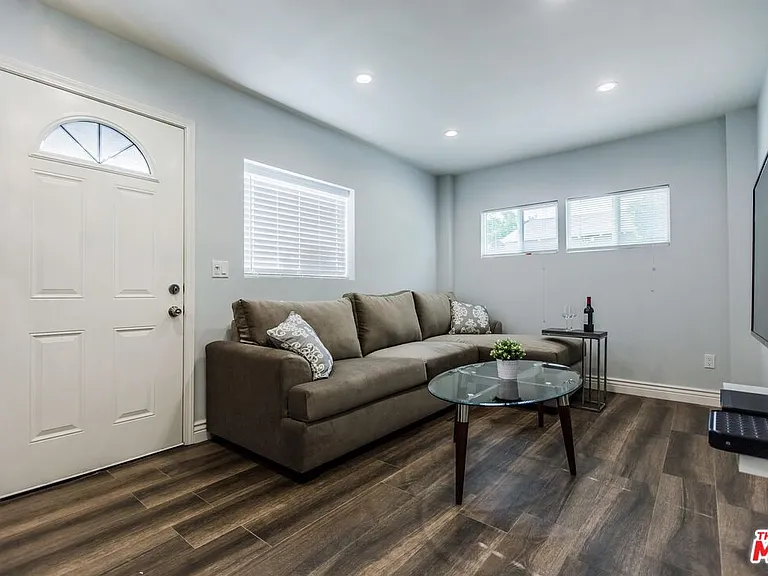 4407 Irvine Ave — Photo 5