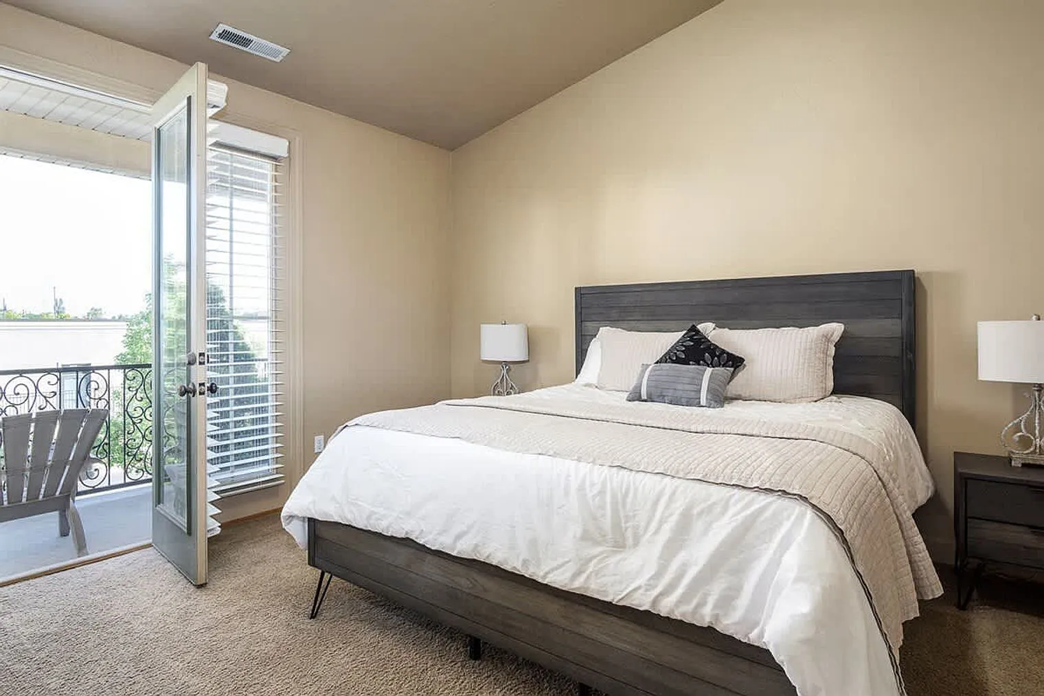 4 bed, 3.0 bath, 742 sqft, $5,721 — Photo 4